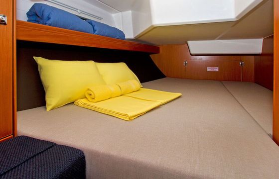Sailboat Bavaria Cruiser 37 11.3m