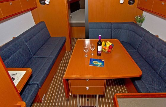 Sailboat Bavaria Cruiser 37 11.3m