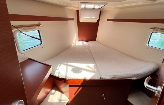 Sailboat Hanse 418 12m