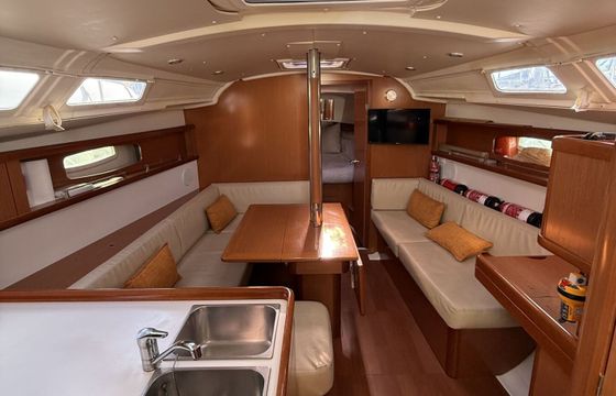 Sailboat Beneteau Oceanis 37 11.5m