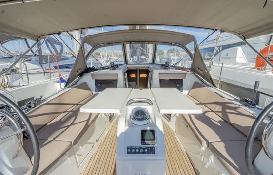 Sailboat Jeanneau Sun Odyssey 410 12.35m
