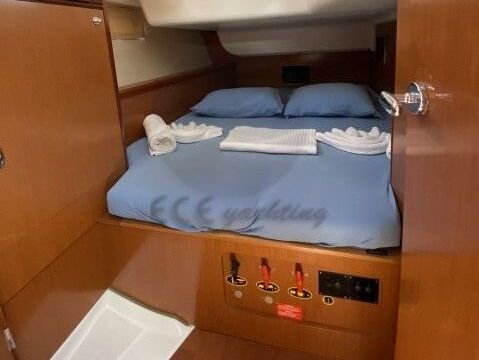 Sailboat Beneteau Oceanis 430 13m
