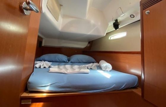 Sailboat Beneteau Oceanis 430 13m