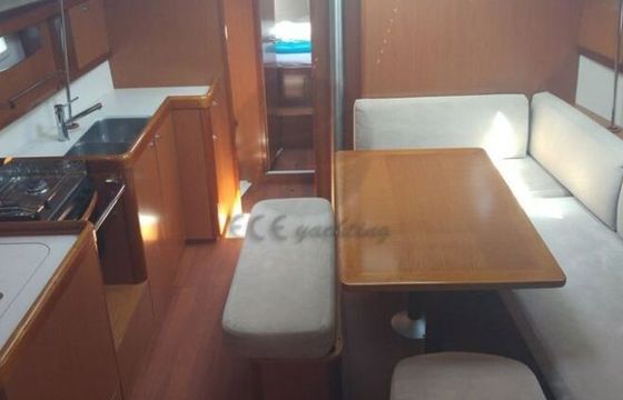 Sailboat Beneteau Oceanis 430 13m