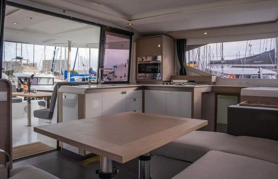 Catamaran Fountaine Pajot Isla 40 11.93m