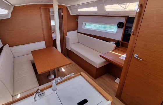Sailboat Jeanneau Sun Odyssey 380 11m