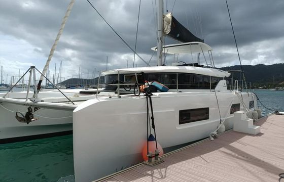Catamaran Lagoon-Bénéteau Lagoon 46 - 4 + 2 cab. 13m