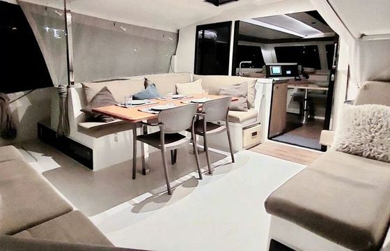 Catamaran Fountaine Pajot Lucia 12m