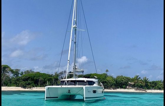 Catamaran Fountaine Pajot Lucia 12m