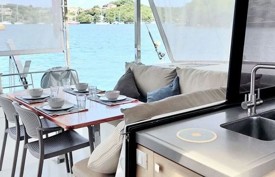 Catamaran Fountaine Pajot Lucia 12m