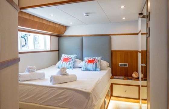 Motor yacht Luxury motor yacht with a capacity of 4 people Custom built luxury motor yacht 958hp
