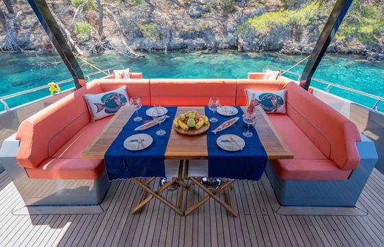 Motor yacht Luxury motor yacht with a capacity of 4 people Custom built luxury motor yacht 958hp
