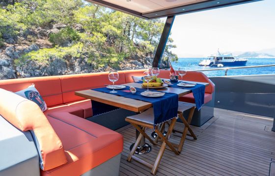 Motor yacht Luxury motor yacht with a capacity of 4 people Custom built luxury motor yacht 958hp