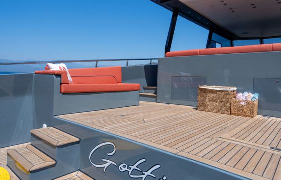 Motor yacht Luxury motor yacht with a capacity of 4 people Custom built luxury motor yacht 958hp