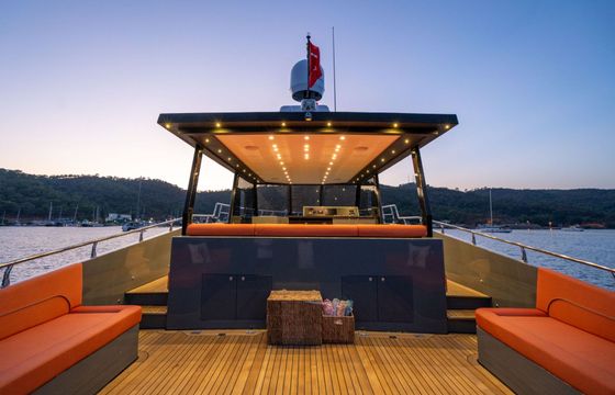 Motor yacht Luxury motor yacht with a capacity of 4 people Custom built luxury motor yacht 958hp