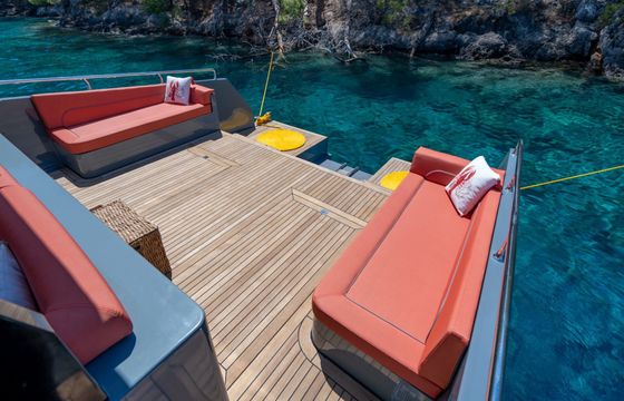 Motor yacht Luxury motor yacht with a capacity of 4 people Custom built luxury motor yacht 958hp