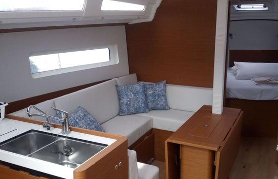 Sailboat Jeanneau Sun Odyssey 380 11m