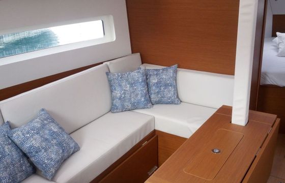 Sailboat Jeanneau Sun Odyssey 380 11m