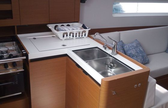 Sailboat Jeanneau Sun Odyssey 380 11m