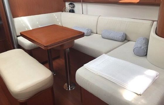 Sailboat Beneteau Oceanis 40 12m