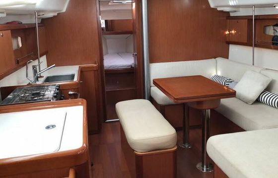 Sailboat Beneteau Oceanis 40 12m