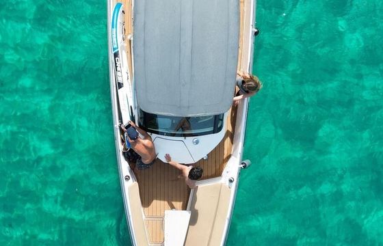 Motorboat Axopar 28 T-top 300hp