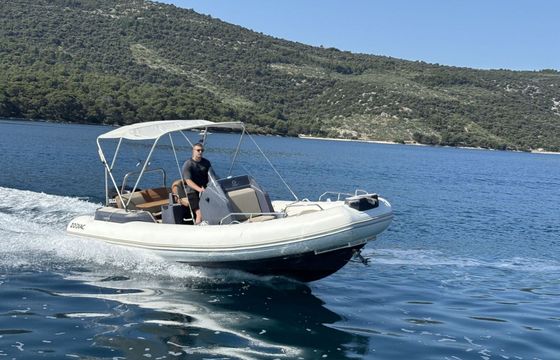 Motorboat Zodiac 7.5 Medline 300hp
