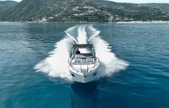 Motorboat Saver 330 Walkaround 700hp