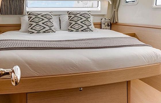 Catamaran LAGOON 42 12.8m