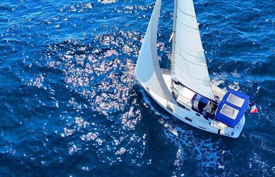Sailboat Beneteau Océanis 320 9.6m