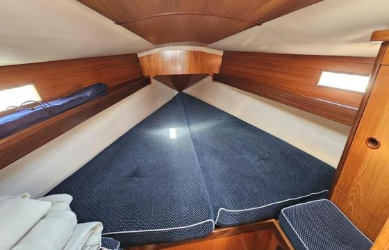 Sailboat Beneteau Océanis 320 9.6m