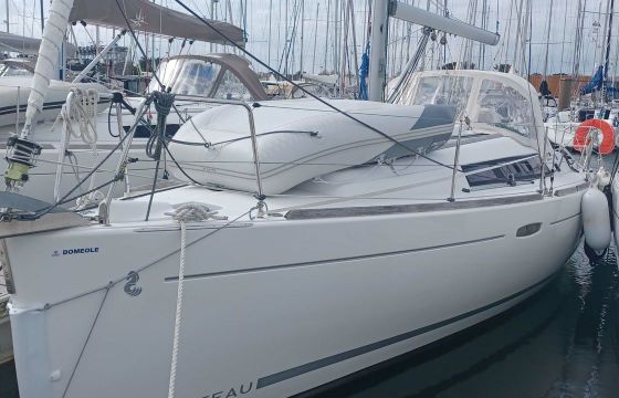 Sailboat Beneteau Oceanis 31 9.3m