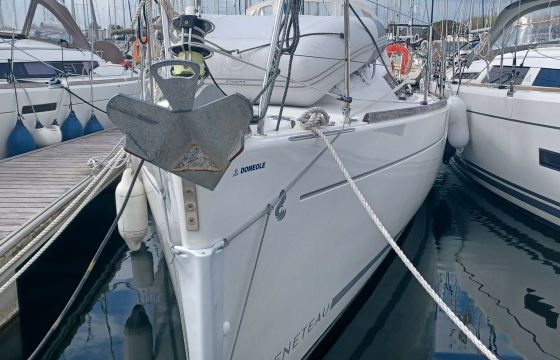 Sailboat Beneteau Oceanis 31 9.3m