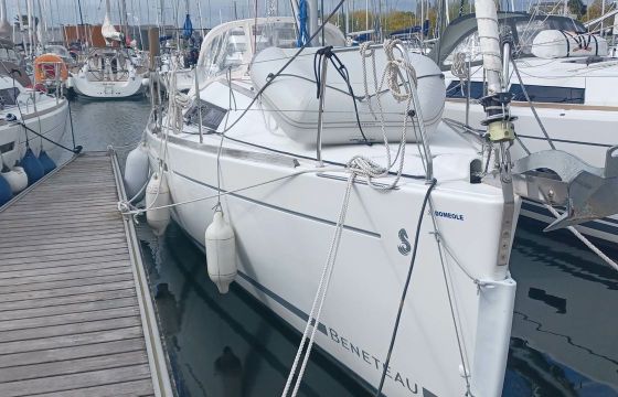 Sailboat Beneteau Oceanis 31 9.3m