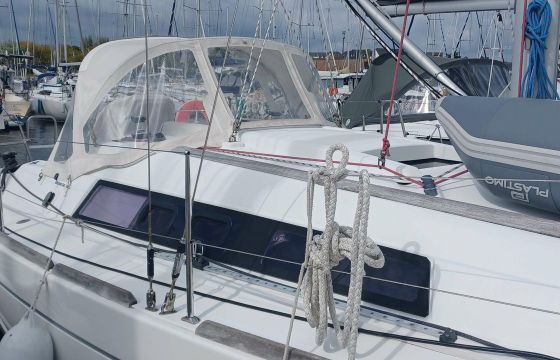 Sailboat Beneteau Oceanis 31 9.3m