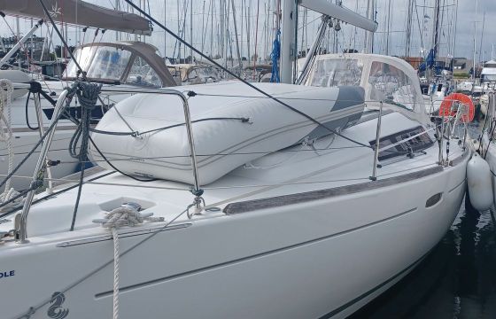 Sailboat Beneteau Oceanis 31 9.3m
