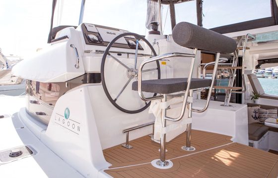 Catamaran LAGOON 42 (Refit 2022) 13m