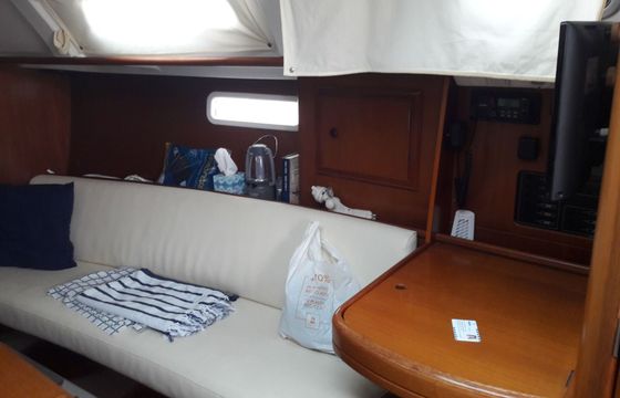 Sailboat Beneteau Oceanis 31 9.6m