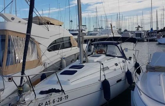 Sailboat Beneteau Oceanis 31 9.6m