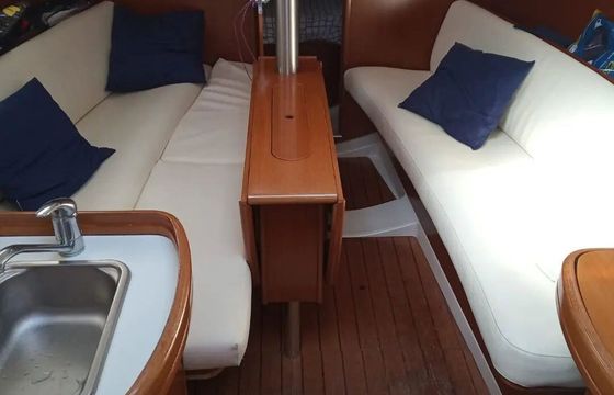 Sailboat Beneteau Oceanis 31 9.6m