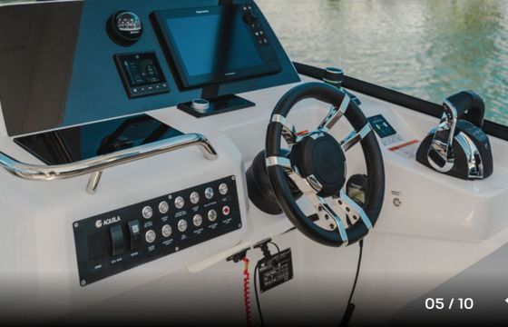 Motorboat AQUILA 32 Power Catamaran 600hp