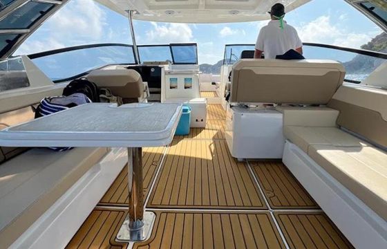 Motorboat AQUILA 32 Power Catamaran 600hp