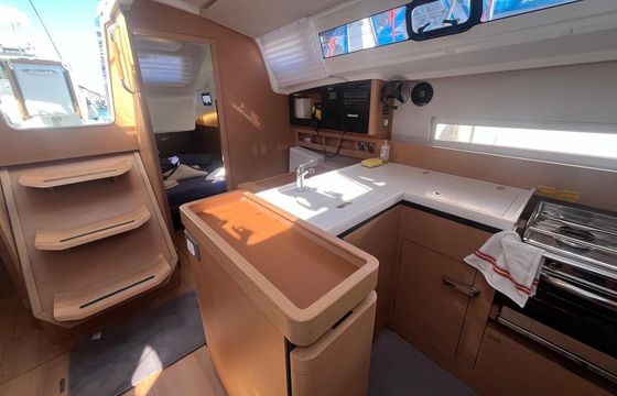 Sailboat Jeanneau Sun Odyssey 410 12.95m