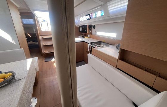 Sailboat Jeanneau Sun Odyssey 410 12.95m