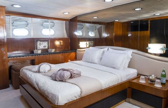 Motor yacht Cantieri di Pisa Akhir 27 2660hp