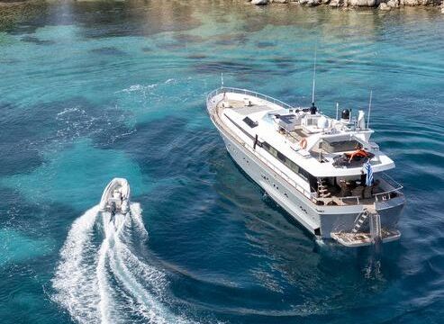 Motor yacht Cantieri di Pisa Akhir 27 2660hp