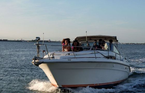 Motorboat Sea Ray 390 Express Cruiser 700hp