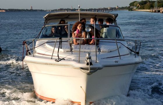 Motorboat Sea Ray 390 Express Cruiser 700hp