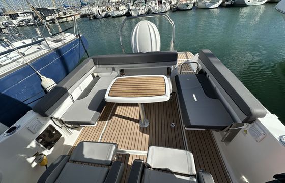 Motorboat Jeanneau Cap Camarat 7.5 WA Série 3 300hp