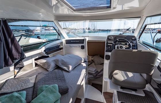 Motorboat Beneteau Antares 8 200hp